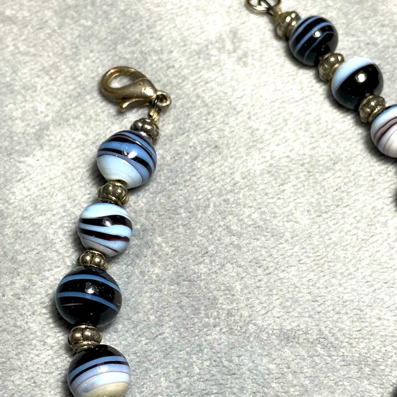 Handcrafted Striped Agate Bracelet in Black, White and Brown Unisex - Picture 2 of 8